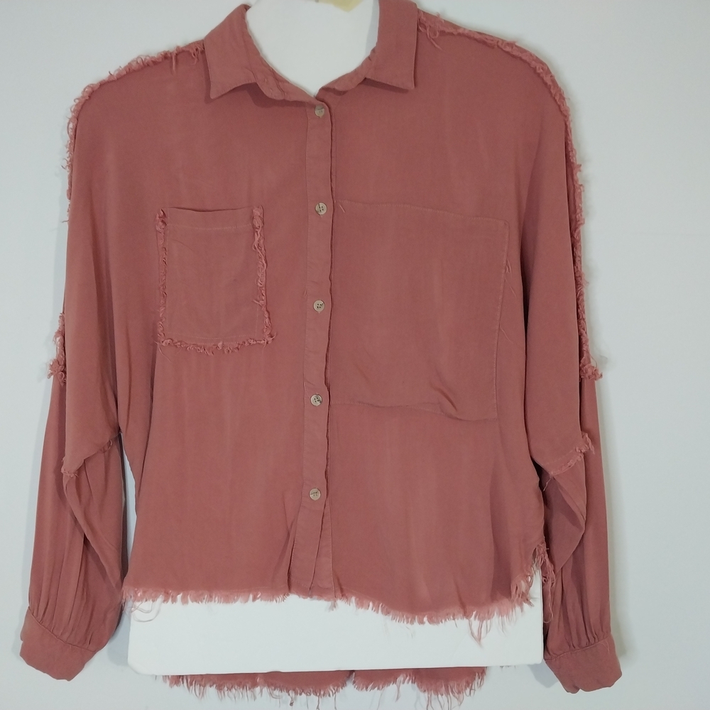 AEMI+CO Elegant Frayed Hem Button-Up Shirt - Dusty Pink Esposedseam Raw